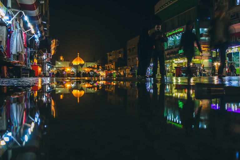 باران و حرم امام علی علیه‌السلام از خیابان الرسول