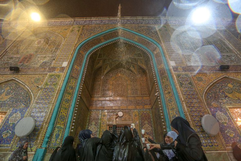 ریزش باران از ناودان طلا در ایوان صحن