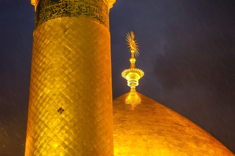 بارش باران بر گنبد و گلدسته حرم امیرالمؤمنین علی