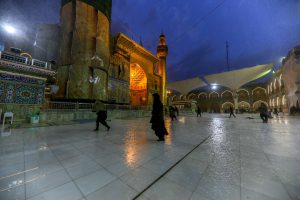 صحن از باران پاییزی خیس شده