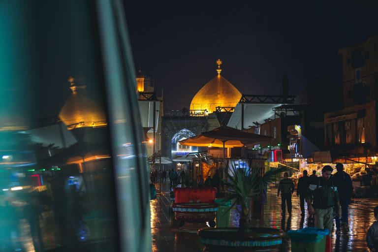 گنبد طلایی حرم از نمای خیابان