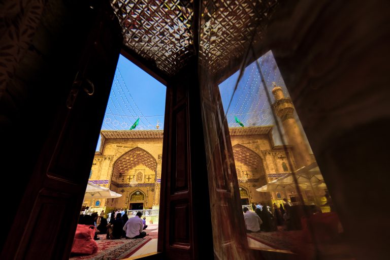 نمای یکی از ایوان‌های صحن به سمت ایوان طلا