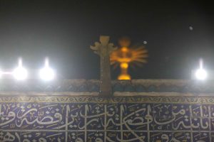 ریزش آب باران از ناودان طلا