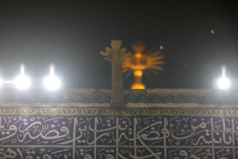 ریزش آب باران از ناودان طلا