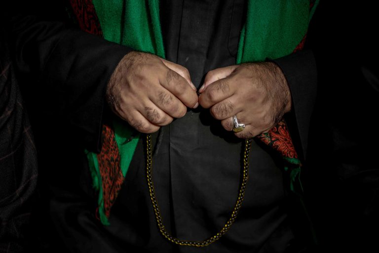 دستان یک زائر عرب که تسبیح دارد