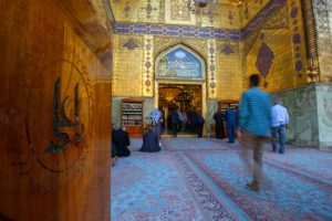 ایوان طلا و حضور زائران