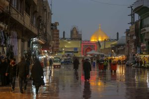 خیابان رو به حرم امیرالمؤمنین در باران