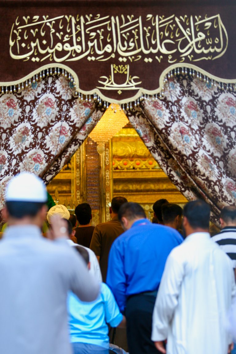 زائران در حال ورود به روضه منوره