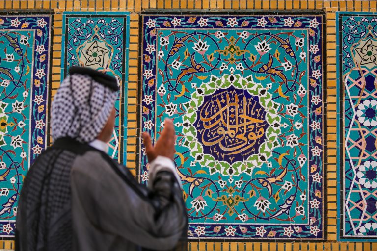 زائر عراقی و کاشی کاری مولی الموحدین