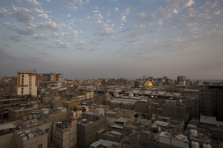 حرم امام علی از بالا و ساختمان‌های اطراف