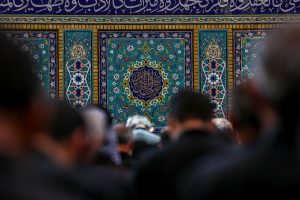 کاشی کاری مولی الموحدین و زائران در حال اقامت نماز