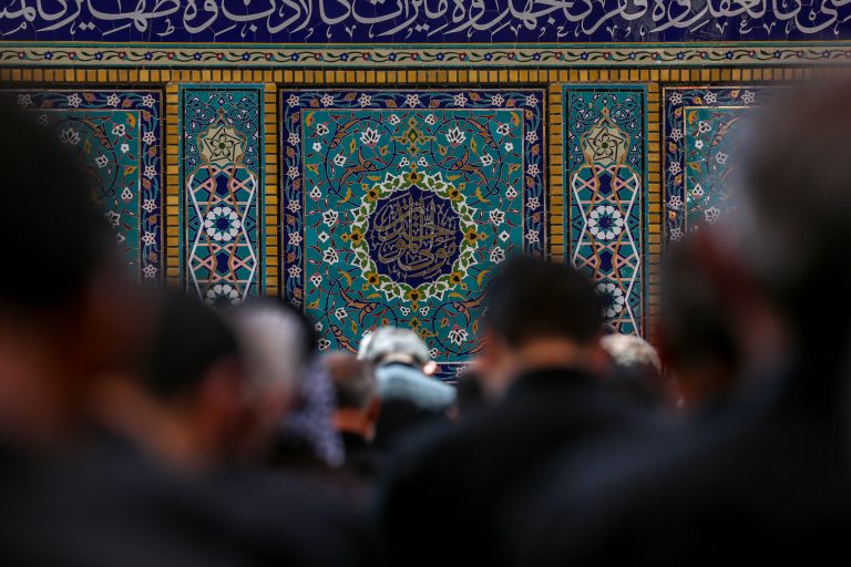 کاشی کاری مولی الموحدین و زائران در حال اقامت نماز