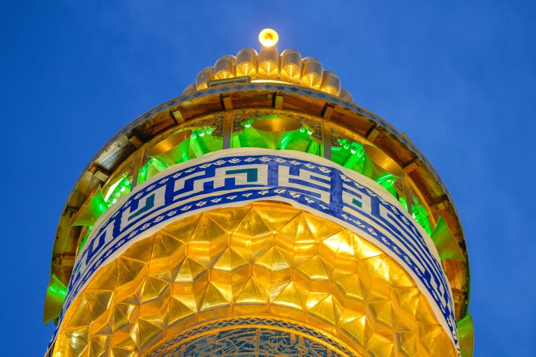 کتیبه غدیر روی گلدسته حرم