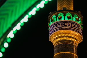 نورپردازی گلدسته حرم در شب
