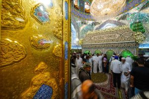 زائران در حال زیارت امام علی علیه‌السلام در عید غدیر