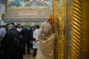 زائری در آستانه مرقد امام