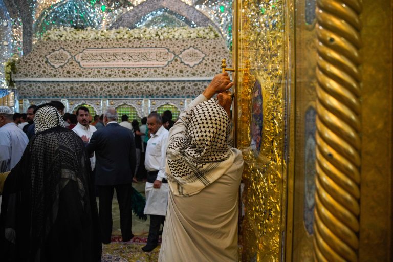 زائری در آستانه مرقد امام
