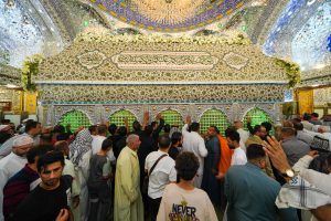ضریح امیرالمؤمنین محصور با زائران غدیر