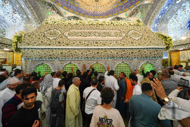 ضریح امیرالمؤمنین محصور با زائران غدیر