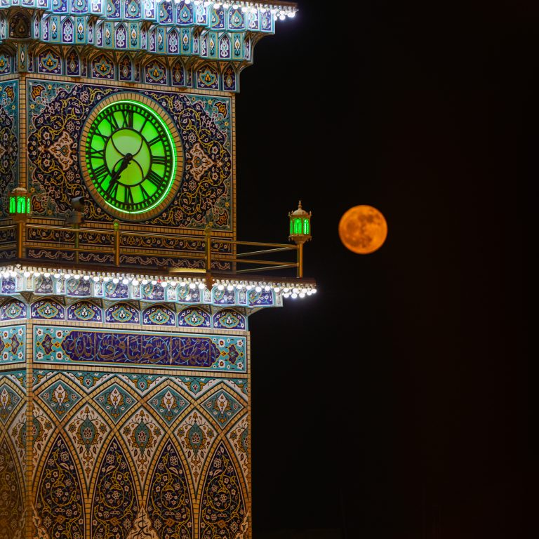 ماه خونین کنار مناره