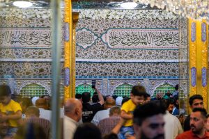ضریح امیرالمؤمنین و زائران غدیر