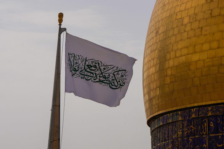 پرچم غدیر کنار گنبد