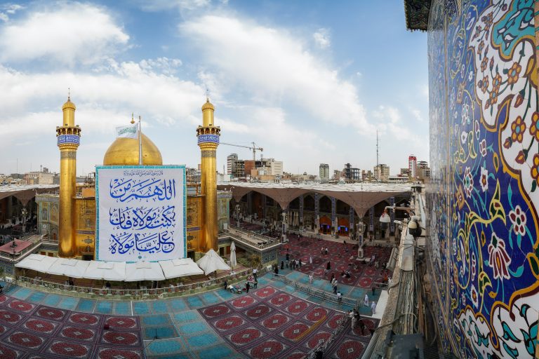 بنر اللهم من کنت مولاه فإن علیا مولاه