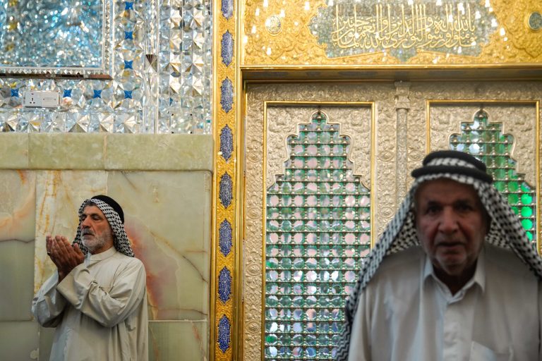 دو زائر مرد عراقی در حال دعا