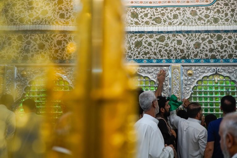 ورودی مرقد و ضریح امام در عید غدیر