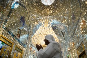 زائر عراقی در حال قنوت در شبستان حرم امام علی