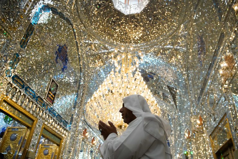 زائر عراقی در حال قنوت در شبستان حرم امام علی
