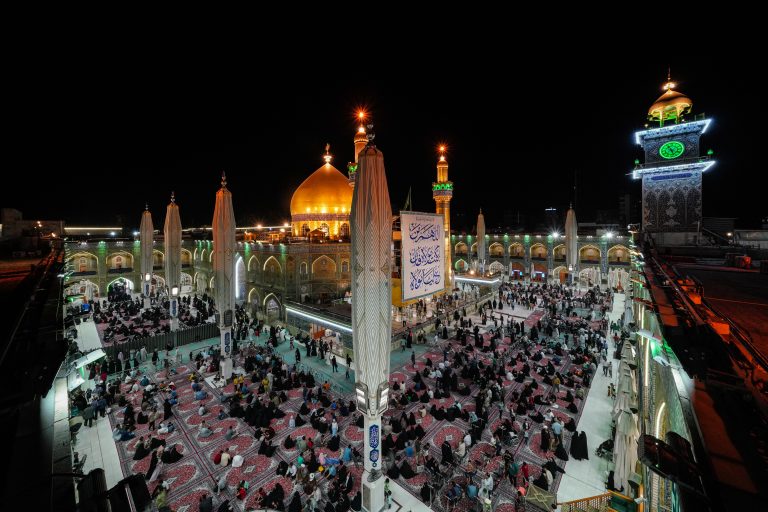 زائران در حرم در عید غدیر