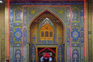ورودی حرم امام در ایام عزا