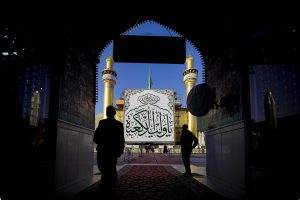 ورود زائران به صحن و کتیبه «یا ولید الکعبه»