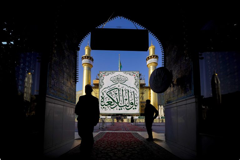 ورود زائران به صحن و کتیبه «یا ولید الکعبه»