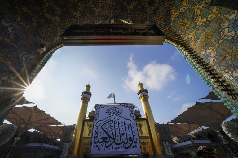 ایوان ورودی باب الساعه ، بنر ولادت امیرالمؤمنین