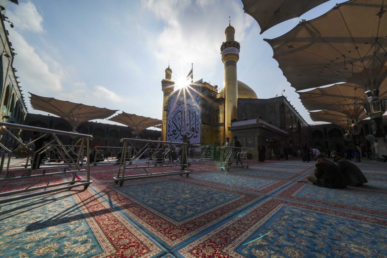 زاویه سمت راست ایوان و بنر ولادت امیرالمؤمنین امام علی