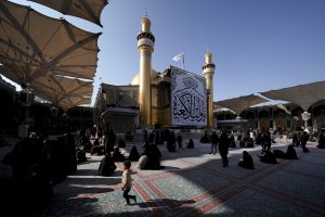 ایوان طلا و زوار در ایام ولادت امام اول شیعیان