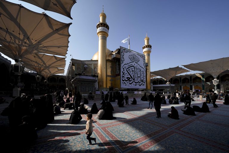 ایوان طلا و زوار در ایام ولادت امام اول شیعیان