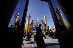 ایوان طلا از نمای ورودی یکی از حجره‌ها و زائران