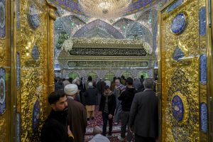 زائران گرد ضریح به مناسبت ولادت امیرالمؤمنین