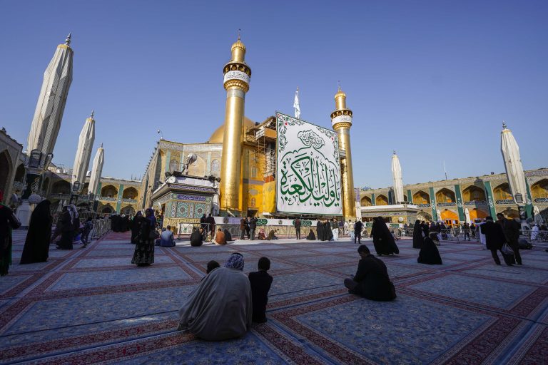 نمای عریض صحن در ایام ولادت امیرالمؤمنین علی علیه‌السلام