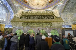 زائران متوسل به ضریح امیرالمؤمنین در ایام ولادت