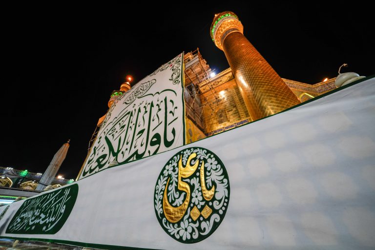 کتیبه یا علی در پایین ایوان طلا