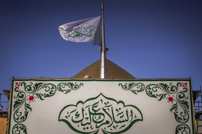 پرچم ولادت امیرالمؤمنین بر فراز ایوان طلا