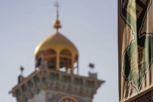 بنر غدیر و نمایی از قسمت بالای مناره ساعت