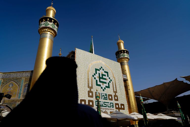 نمای سمت راست مرقد امیر و بنر عید غدیر