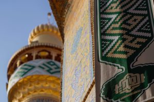 بنرهای غدیر بر دیوار و گلدسته حرم