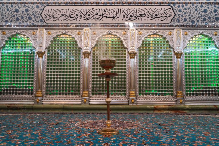 ضریح امیرالمؤمنین و بخور دادن فضای مرقد