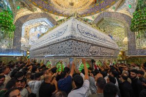 مردم بر گزد ضریح در ایام غدیر